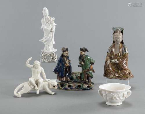 A GROUP OF 'DEHUA' AND BISCUIT PORCELAIN FIGURES, ...