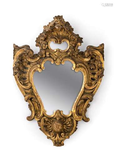 AN ITALIAN CARVED GILT WOOD MIRROR