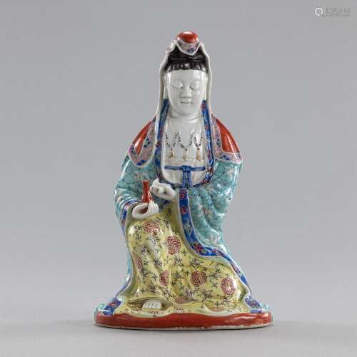 A POLYCHROME DECORATED PORCELAIN MODEL OF SEATED GUANYIN