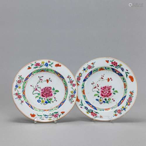 A PAIR OF 'FAMILLE ROSE' EXPORT PORCELAIN PLATES