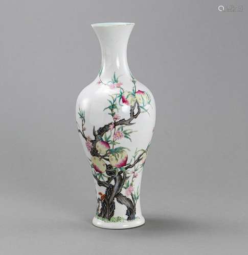 FAMILLE ROSE VASE WITH A FINE DECORATION OF NINE PEACHES ON ...