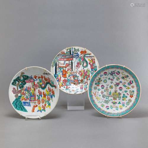 THREE 'FAMILLE ROSE' PORCELAIN PLATES SHOWING THE ...