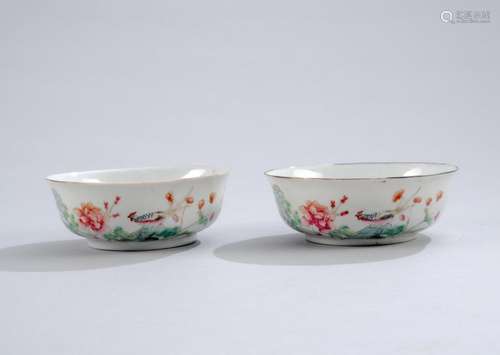 A PAIR OF 'FAMILLE ROSE' BOWLS WITH PHEASANT AND P...