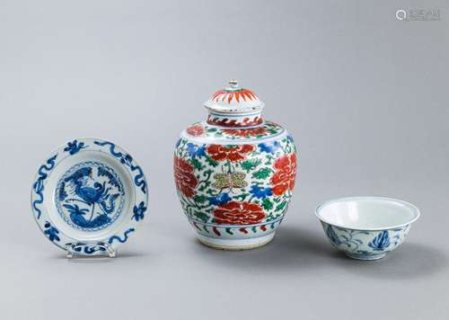 AN 'WUCAI' BUTTERFLY VASE AND COVER WITH A BLUE AN...