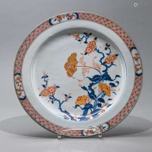 AN EXPORT PORCELAIN IMARI CHARGER