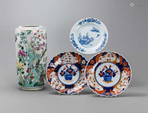 GROUP OF FIVE PORCELAINS: VASE, THREE PLATES AND A PIG