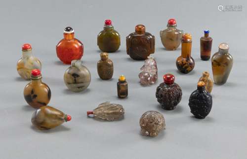A GROUP OF 19 GLASS, AGATE A. O. SNUFFBOTTLES
