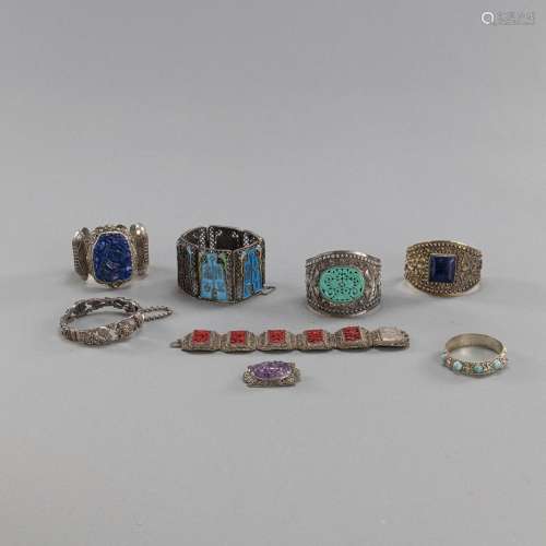 A GROUP OF JEWELLERY AND BRACELATS
