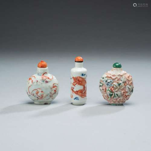 THREE PORCELAIN SNUFFBOTTLES WITH DRAGONS, FO-DOGS AND BAT D...