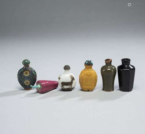 GROUP OF SIX SNUFFBOTTLE MADE OF PORCELAIN, GLASS, WOOD, CLO...