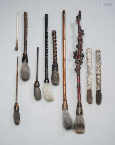 TEN BRUSHES WITH HANDLES MADE OF WOOD, BAMBOO AND BONE