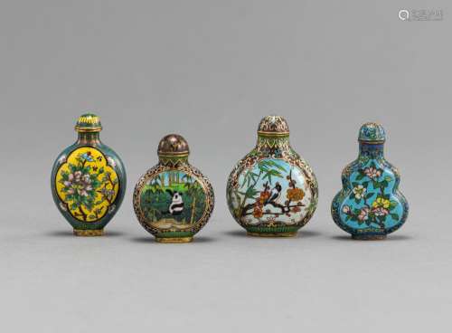 FOUR CLOISONNÉ SNUFFBOTTLES WITH DEPICTIONS OF FLOWERS AND A...