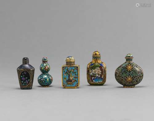 FOUR CLOISONNÉ SNUFFBOTTLES AND ONE SNUFFBOTTLE IN LAQUE BUR...