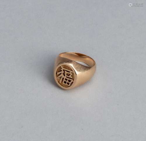A GOLDEN 'FU' CHARACTER RING