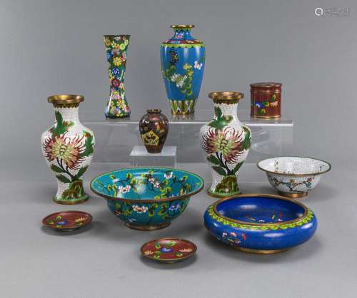 A GROUP OF ELEVEN CLOISONNÉ VASES AND BOWLS