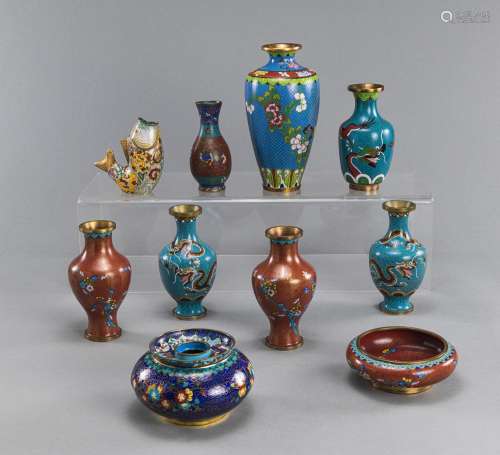 A GROUP OF TEN CLOISONNÉ VASES AND VESSELS