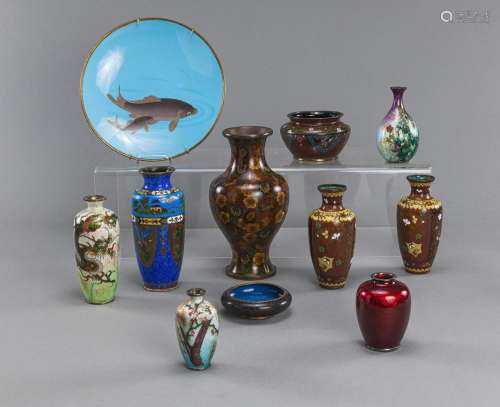 A GROUP OF ELEVEN CLOISONNÉ VASES AND OTHER VESSELS