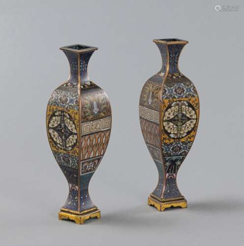 A PAIR OF CLOISONNÉ ENAMEL VASES MOUNTED ON STANDS