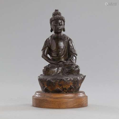 A BRONZE OF A SEATED BUDDHA MOUNTED ON A WOODEN BASE