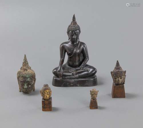 A BRONZE FIGURE OF SEATED BUDDHA AND FOUR HEADS OF BUDDHA