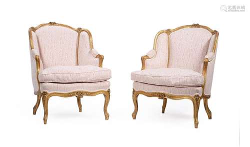 A PAIR OF CARVED GILTWOOD AND UPHOLSTERED BERGERE ARMCHAIRS,...