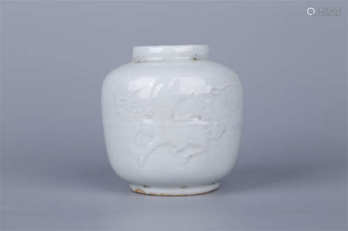 An Egg White Glazed Porcelain Pot.