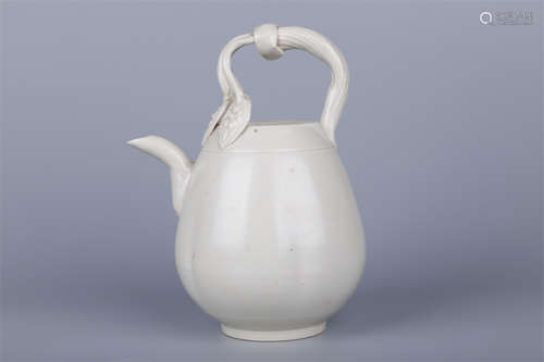 A Porcelain Pot with Loop Handle, Ding Kiln.