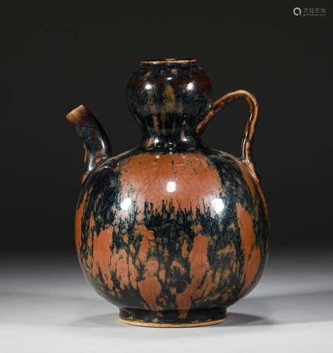 A SONG DYNASTY Iron rust porcelain EWER