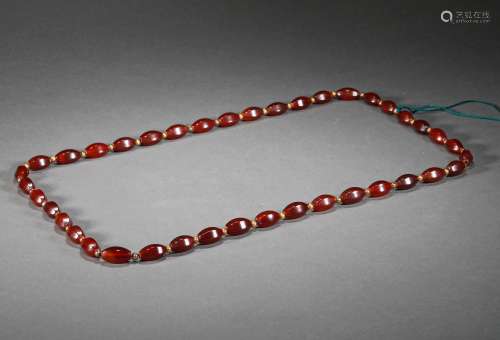 A STRING OFWARRING STATES PERIOD AGATE NECKLACE