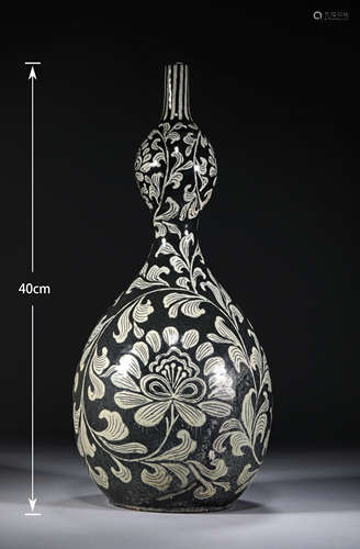 A SONG DYNASTY BLACK GROUND FLOWER PATTERN GOURD BOTTLE