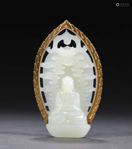 A QING DYNASTY HETIAN SEED MATERIAL WRAPPED GOLD BUDDHA PEND...