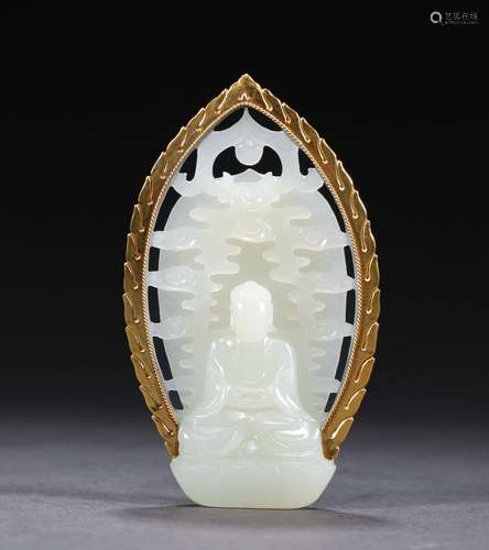 A QING DYNASTY HETIAN SEED MATERIAL WRAPPED GOLD BUDDHA PEND...