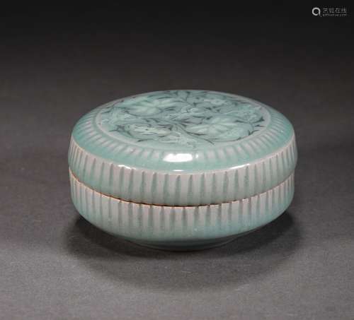 A SONG DYNASTY CELADON POWDER BOX