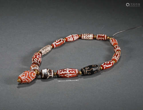 A STRING OF MING DYNASTY AGATE NECKLACE