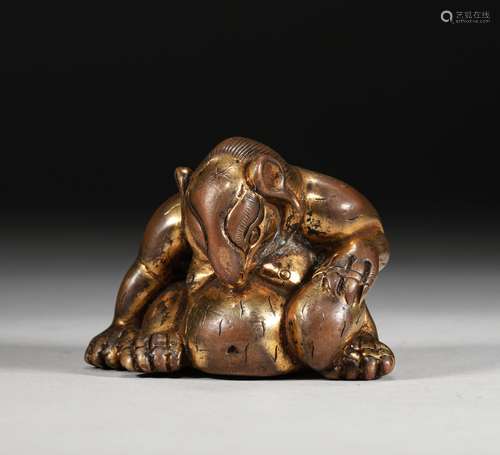 A TANG DYNASTY BRONZE GILT JADE BEAR