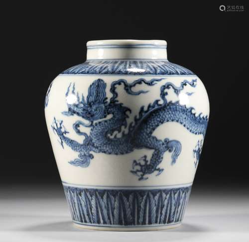 A MING DYNASTY BLUE AND WHITE DRAGON PATTERN JAR