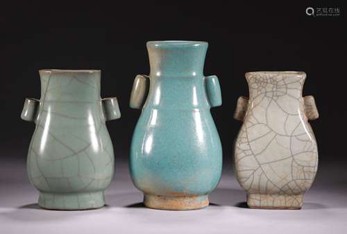 A SET OF GE KILN RI KILN GUAN KILN VASES WITH PIERCED HANDLE...