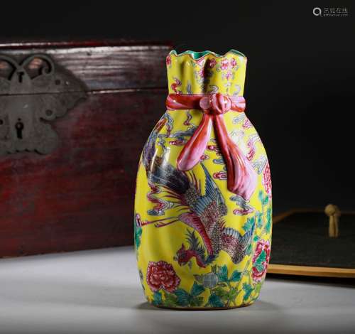 A QING DYNASTY POWDER ENAMEL BAGGAGE BOTTLE