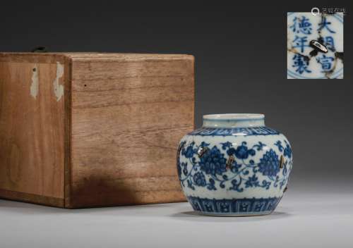 A MING DYNASTY BLUE AND WHITE FLOWER PATTERN POT