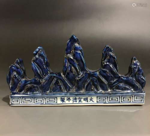 A QING DYNASTY BLUE AND WHITE BRUSH HOLDER