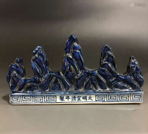 A QING DYNASTY BLUE AND WHITE BRUSH HOLDER