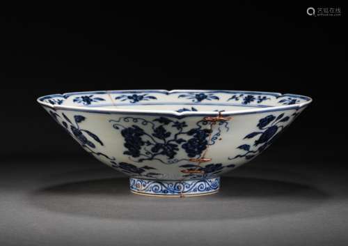 A MING DYNASTY BLUE AND WHITE FLOWER PATTERN BOWL