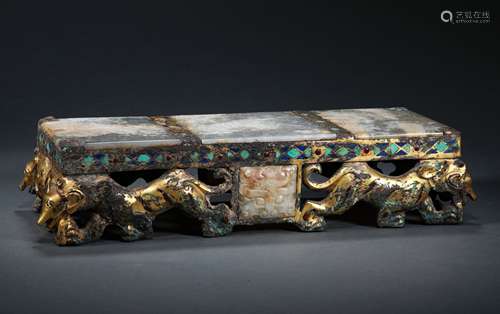 A WARRING STATES PERIOD BRONZE GILT INLAYING WHITE JADE PILL...