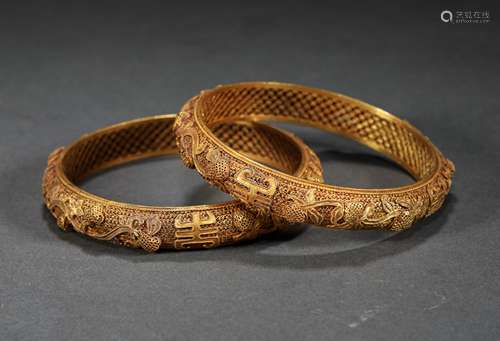 A PAIR OF QING DYNASTY PURE GOLD BRACELETS