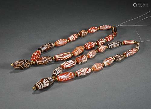 A STRING OF TANG DYNASTY AGATE NECKLACE