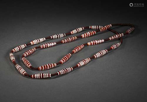 A STRING OF TANG DYNASTY AGATE NECKLACE