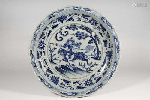 A YUAN DYNASTY BLUE AND WHITE FIGURE KWAI MOUTH PLATE