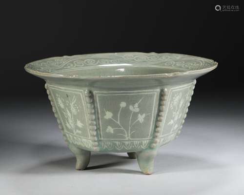 A Song Dynasty - Celadon FLOWER PATTERN BASIN