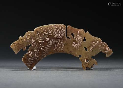 A WARRING STATES PERIOD JADE DRAGON PENDANT