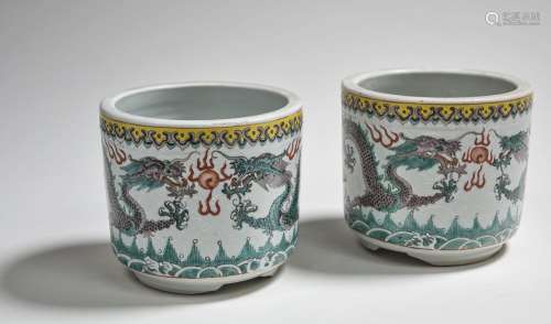 Chine, vers 1920 Paire de pots en porcelaine et émaux de la ...